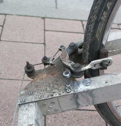 Right-side/non-drawbar side brake